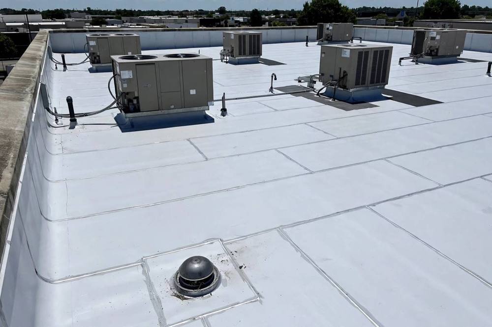 Flat roof with membrane and drainage detailing